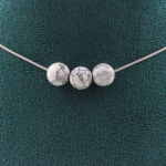 Pierres et Min&eacute;raux. Collier 3 perles Howlite 8 mm. Chaine en acier inoxydable Collier femmes, hommes. Taille personnalisable.
