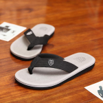 Suvised sussid Meeste pl&auml;tud, kandke libisemiskindlaid kahlamiskingad, sandaalid ja sussid. 40 must