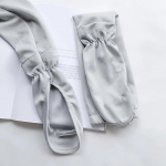 &Uuml;hev&auml;rvilised, suured j&auml;&auml;st siidist kindad, naised s&otilde;itvad p&auml;ikesekaitsekreemiga varrukad, lahtised hingavad k&auml;ekaitsed, UV-hobuseraua varrukas valge