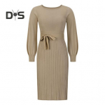 S&uuml;gisene daamikleit, kootud &uuml;mmargune kaelus, pikkade varrukatega, liibuv plisseeritud paeltega, kitsas v&ouml;&ouml;koht s&auml;&auml;re keskpaigani, elastne &uuml;hev&auml;rviline Midi kampsun. S roheline