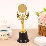 1 tk Mini plastist meessoost doktorantide stipendiaatide trofee karika auhinnakarikas alushariduse m&auml;nguasjad lugemise &otilde;ppimise auhinna kingitused A4