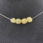 Pierres et Min&eacute;raux. Collier 4 perles Calcite jaune du Royaume-Uni. Chaine en acier Collier femmes, hommes. Taille personnalisable.