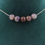 Pierres et Min&eacute;raux. Collier 5 perles Mica violet de Tanzanie 8 mm. Chaine en acier Collier femmes, hommes. Taille personnalisable.