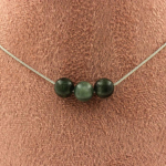 Pierres et Min&eacute;raux. Collier 3 perles Seraphinite de Russie 8 mm Chaine en acier inoxydable Collier femmes, hommes. Taille personna