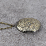 Nikerdatud lilletriibuline medaljoni ripats kaelakee vintage messingist avatav fotokast