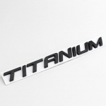 3D-metallist TITANIUM LOGO TAGUMISE PAKAAŽI P&Auml;RIPAIGA M&Auml;RGI EMBLEEM F/ord E/cosport F/iesta F/ocus M/ondeo Edge Escape Kuga Galaxy 2014+ jaoks must