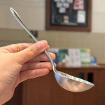 Suur roostevabast terasest &uuml;mmarguse peaga Rootsi laua serveerimislusikas paksendatud k&ouml;&ouml;gi &otilde;htus&ouml;&ouml;gi taldrik supiriisi l&auml;&auml;ne restorani baar avalik lusikas