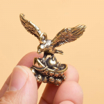 1 tk messingist kotka kuju skulptuur K&auml;sitsi valmistatud k&auml;sit&ouml;&ouml; ornament Vintage vasklinnu kujuke kodukontori t&ouml;&ouml;laud loomade kaunistus