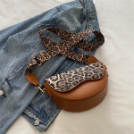 Lihtsa disainiga sadulkott, trendikas v&auml;ike ruudukujuline kott, laia &otilde;larihmaga, leopardimustriline &otilde;lakott, messenger-kott