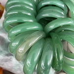 T&auml;ielikult roheline donglingi jade k&auml;ev&otilde;ru - &Uuml;mmargune ja ilus Inner Diameter 59-60mm