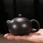 Hiina Yixing teekann Purple Clay Xishi pott k&auml;sitsi valmistatud unikaalse kujuga potti veekeetja Home Ball Hole Dahongpao Oolong tee teekomplekt 150ml
