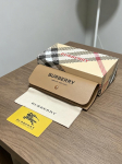 BURBERRY esmaklassilisest nahast prillitoos, klassikalise tr&uuml;kiga prillide hoiukarp, kaasaskantav n&ouml;&ouml;pidega p&auml;ikeseprillide kott koos t&auml;ieliku kinkepakendiga pruun