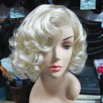 Marilyn Cosplay parukas kuum stiil, l&uuml;hike heleblond mood, lokkis juustega parukad + parukakork kuld