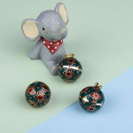 Raseduse bola etnilise mustriga punased lilled tulevasele emale