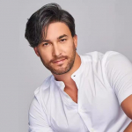 Meeste moodne esipitsiga kuumakindel igap&auml;evaseks kasutamiseks m&otilde;eldud loomuliku v&auml;limusega kohev l&uuml;hike lokkis mustvalge parukas k&uuml;lglahkuga tukaga valge/must