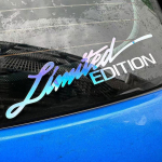 Piiratud v&auml;ljaande ingliskeelsete t&auml;htedega laserpeegeldavad kleebised elektrimootorratastele.