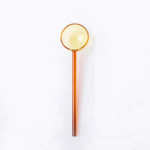 Loov pika k&auml;epidemega kohvik&uuml;hvel, magustoiduklaas, piimalusikas, segamislusikad, lusikas, segamispulk, lauan&otilde;ud