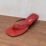Moodne SUOJIALUN 2025 Suvi Uus Br&auml;nd Naiste Sandaalid Moodne Kitsas Rihm Slip-On Pl&auml;tud Ruudukujuline Keskmine Konts Kleidi Sandaalid 35 punane