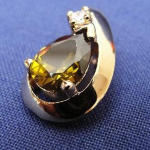 Les Tr&eacute;sors De Lily [B9578] - Pendentif Plaqu&eacute; Or 'S&eacute;r&eacute;nit&eacute;' Olivine dor&eacute; - 11x19 mm roheline