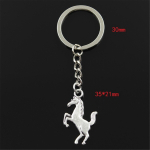 Moodne v&otilde;tmehoidja 35x21mm Gallop Horse Steed ripatsid DIY meeste ehted auto v&otilde;tmehoidja s&otilde;rmuse hoidja suveniir kingituseks h&otilde;be