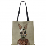 Kassiprintimisega naiste k&auml;ekotid, linased kandikud koos prinditud vabaaja reisikottidega