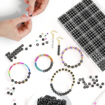 T&auml;hestiku helmestest ehete k&auml;ev&otilde;ru meisterdamine, 1200 tk / karbis 26 t&auml;hte - armastuskirjad naeratuse s&uuml;damehelmeste komplekt 1200pcs/4x7mm Round must