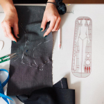 Malli joonlaud Humanoidsete mustrite &otilde;mblemine Kujundage selge moe illustratsiooniga joonlauad