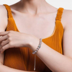 Estele roodiumiga kaetud p&auml;rlitega kristallkuuli k&auml;ev&otilde;ru