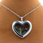 Pierres et Min&eacute;raux. Collier Tourmaline verte brut. Mod&egrave;le coeur.