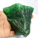 1621 karaati naturaalne Colombia roheline toore smaragd toorkivi l&otilde;ikamata lahtine v&auml;&auml;riskivi 90 mm approx roheline