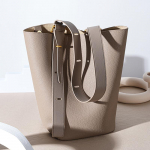 Moedisaineri ehtsast nahast &auml;mbriga k&auml;ekott Naiste kott Pehmed &otilde;lakottid Naiste k&auml;ekott Luksuslik veisenahast kausaalne rahakott hall