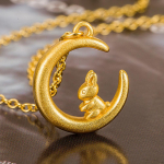 Uus retro-k&uuml;&uuml;liku ripats vaatab Kuu-j&auml;nese kaelakee Sense Design Sense Light ja luksuslik subtiliaalne kingitus