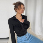 Rev&auml;&auml;riga plisseeritud liibuv seksikas s&uuml;gava V-kaelusega s&auml;rk, millel on &uuml;lemine T-v&ouml;&ouml;koht S must