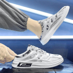 2023. aasta suve uus hingav ja l&otilde;hnakindel laisk mees, kes astub rannale vaba aja veetmiseks kontsavaba tulbisussid 39