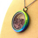 Pierres et Min&eacute;raux. Collier Grenat Rhodolite brut. Mod&egrave;le multicolore.