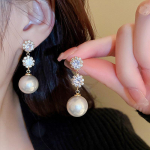 Huitan Elegant Lady Simulated Pearl Drop K&otilde;rvar&otilde;ngad Naiste pulmatseremoonia ehted briljantse tsirkooniumoksiidi graatsiliste aksessuaaridega