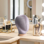 Juuste alus paruka n&auml;idikupea kujundamise mannekeenisalongi jaoks beež