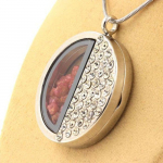 Pierres et Min&eacute;raux. Collier Spinelle brut. Mod&egrave;le demi-cercle.