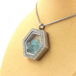 Pierres et Min&eacute;raux. Collier Apatite Paraiba brut. Mod&egrave;le Hexagone.