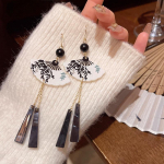 Elegantsed Hiina stiilis tuttidega k&otilde;rvar&otilde;ngad: Keskaegne kokkupandav lehviku disain, retro cheongsam'ist inspireeritud naistele, mitmek&uuml;lgsed ja stiilsed k&otilde;rvaehted. A1867 kuld