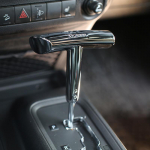 T-kujuline k&auml;igukangi nupp 2012-2017 Jeep Wrangler JK Dodge Charger Challenger Compass Ram raskemetallist tsingisulamist k&auml;igukangi nupule must