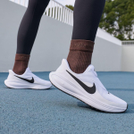 Nike Wmns Revolution 8 EasyOn 'Valge Must Hundi Hall' 42 white