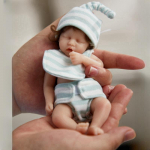 6-tolline mini Reborn Girl mudilane nukk lokkis juustega naeratav n&auml;gu Vasts&uuml;ndinud beebide nukk, pestav pehme vin&uuml;&uuml;l, kogu keha simuleeriv beebinukk, kaaslase m&auml;nguasi 6 inch