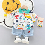 Suvine 0-5-aastastele beebidele m&otilde;eldud puuvillase kattega automustriga l&uuml;hikeste varrukatega rev&auml;&auml;riga s&auml;rk ja kaheosaline mitmek&uuml;lgsete vabaaja teksap&uuml;kste komplekt. 6-12m valge