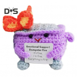 Positiivne heegeldatud leekpr&uuml;gikast julgustava kaardi emotsionaalse toega K&auml;sitsi valmistatud kuduva pr&uuml;gikasti nukukaunistus sinine