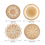 Veranda muruga kootud kodus k&auml;sitsi valmistatud heinast rotangist kootud seinakaunistus ripatsiga seinakaunistussein