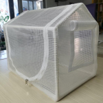 Sukulentide isoleeritud kasvuhoone t&auml;ielikult l&auml;bipaistev taimede kasvatustelk aia katusestiilis lillede riiul