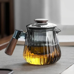 1 tk Jaapani majapidamises kasutatav triibuline klaasist teekann puidust k&auml;epidemega teekeetja, k&otilde;rge temperatuurikindel teevee eraldav teekann, paksendatud filtrikann F 20.29oz Striped Wooden Handle Sharing Pot gray