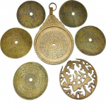 8,5-tolline rippuv messingist araabia astrolabi maakera merenavigatsiooniline astroloogiline kalender