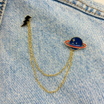 Neue Emaille Pin Planet mit Blitz Kette Metall Stecker Geschenk Geburtstag 1 St&uuml;ck